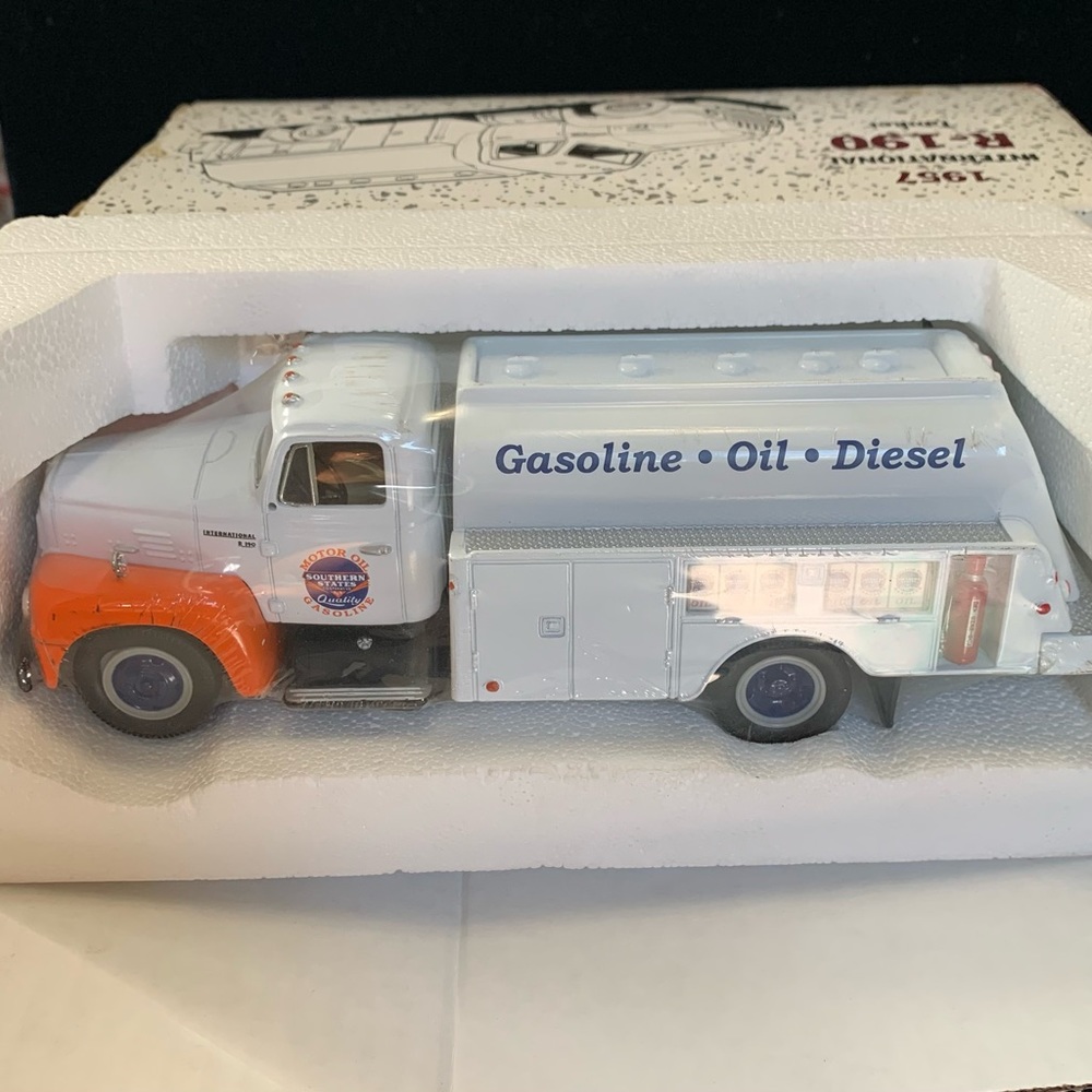 1957 IH R-190 Tanker - Picture 10 of 12